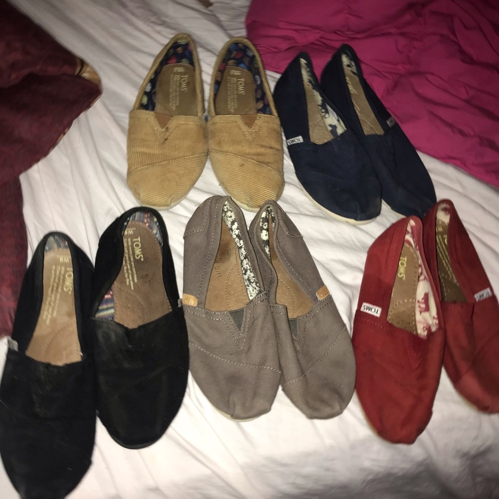 5 pair of toms